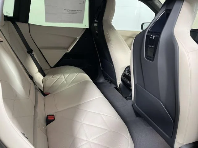 New 2022 Alpine White BMW xDrive50 image 29