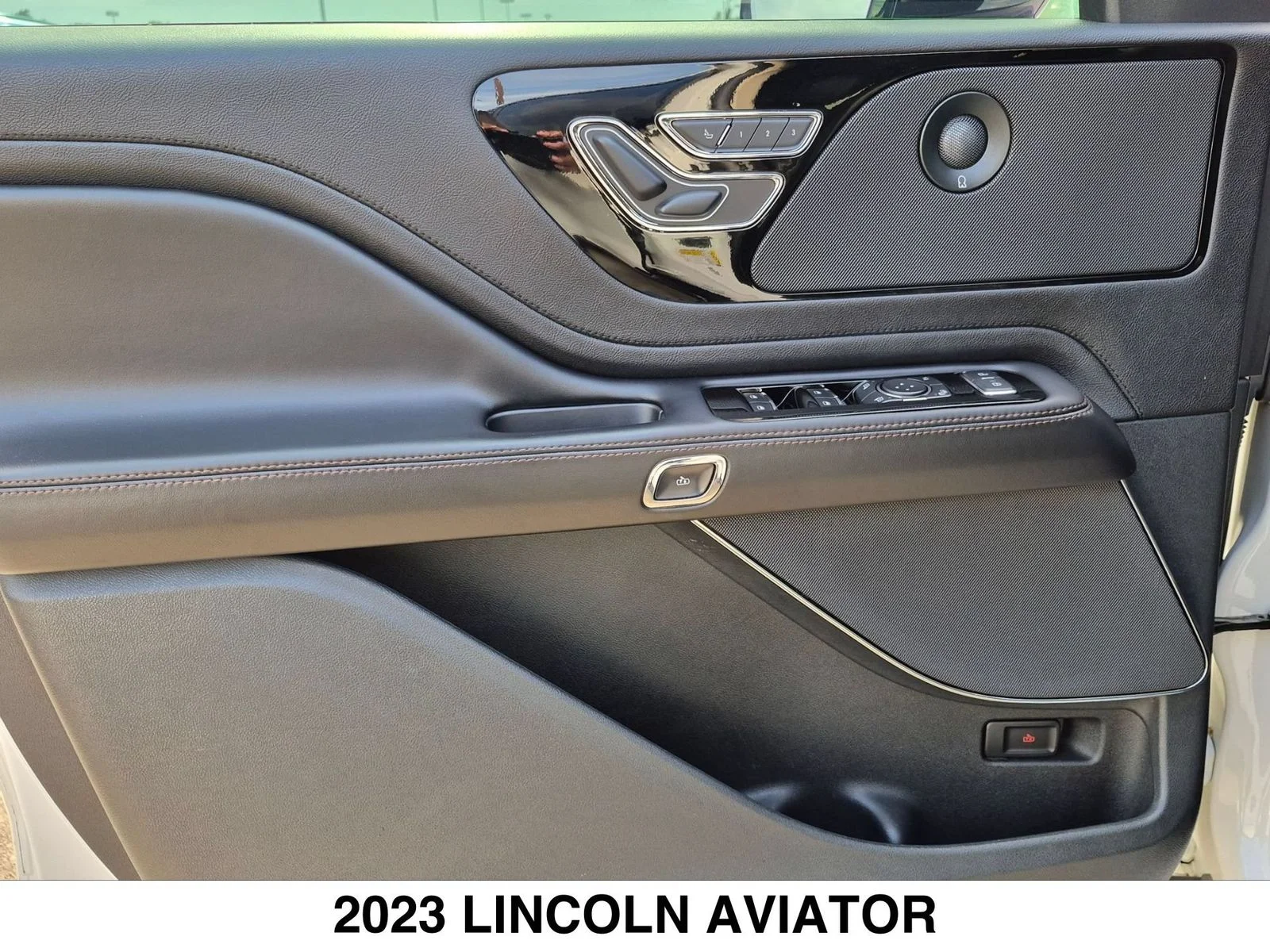 Used 2023 White Lincoln Reserve image 10