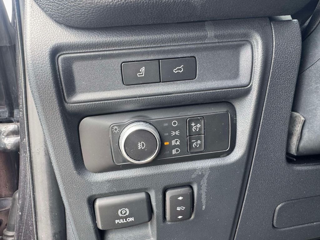 Used 2022  Ford Limited image 21