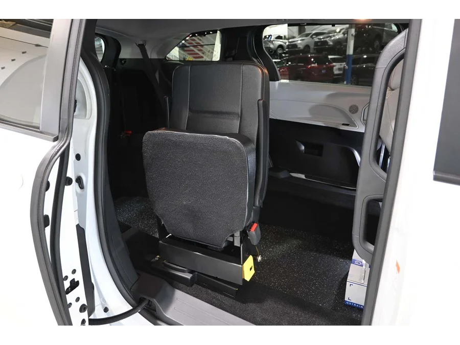 New 2026 WHITE Toyota LE Mobility Handicap Van image 18