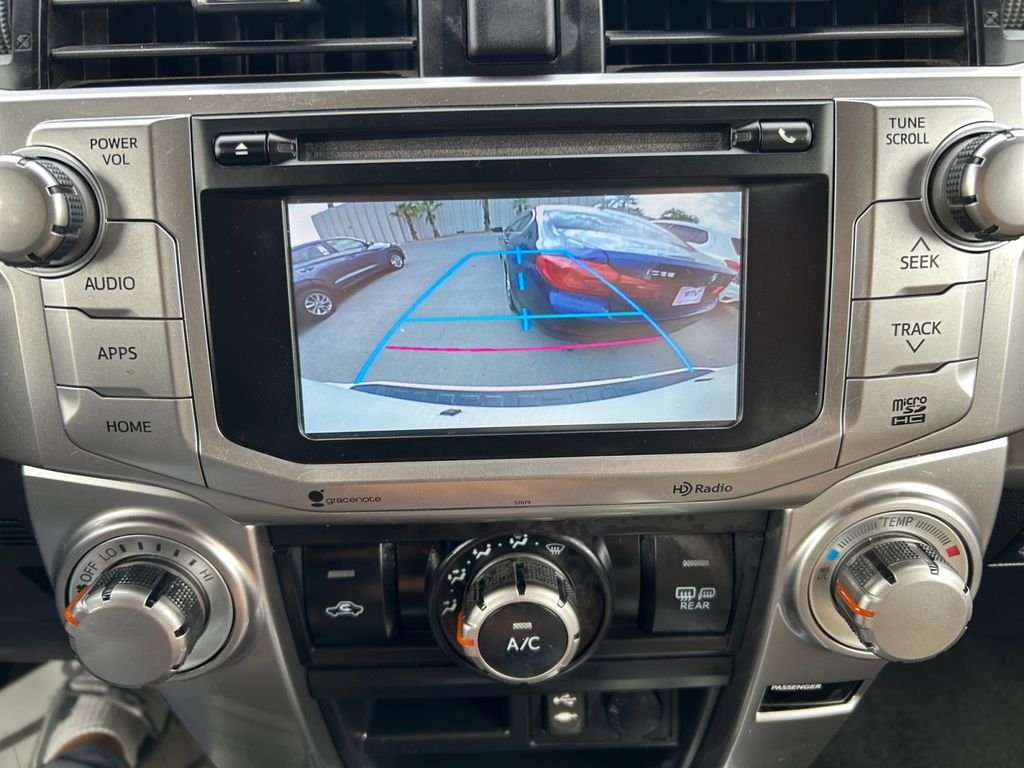 Used 2014 White Toyota SR5 image 26