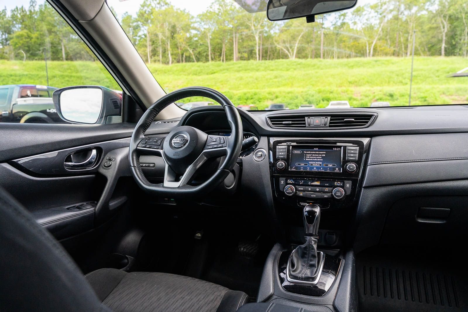 Used 2018 Glacier White Nissan SV image 30
