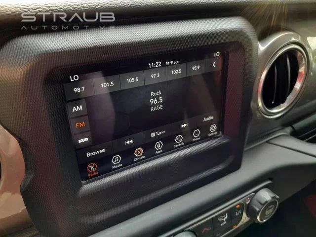 Used 2018 Punkn Metallic Clearcoat Jeep Sahara image 21