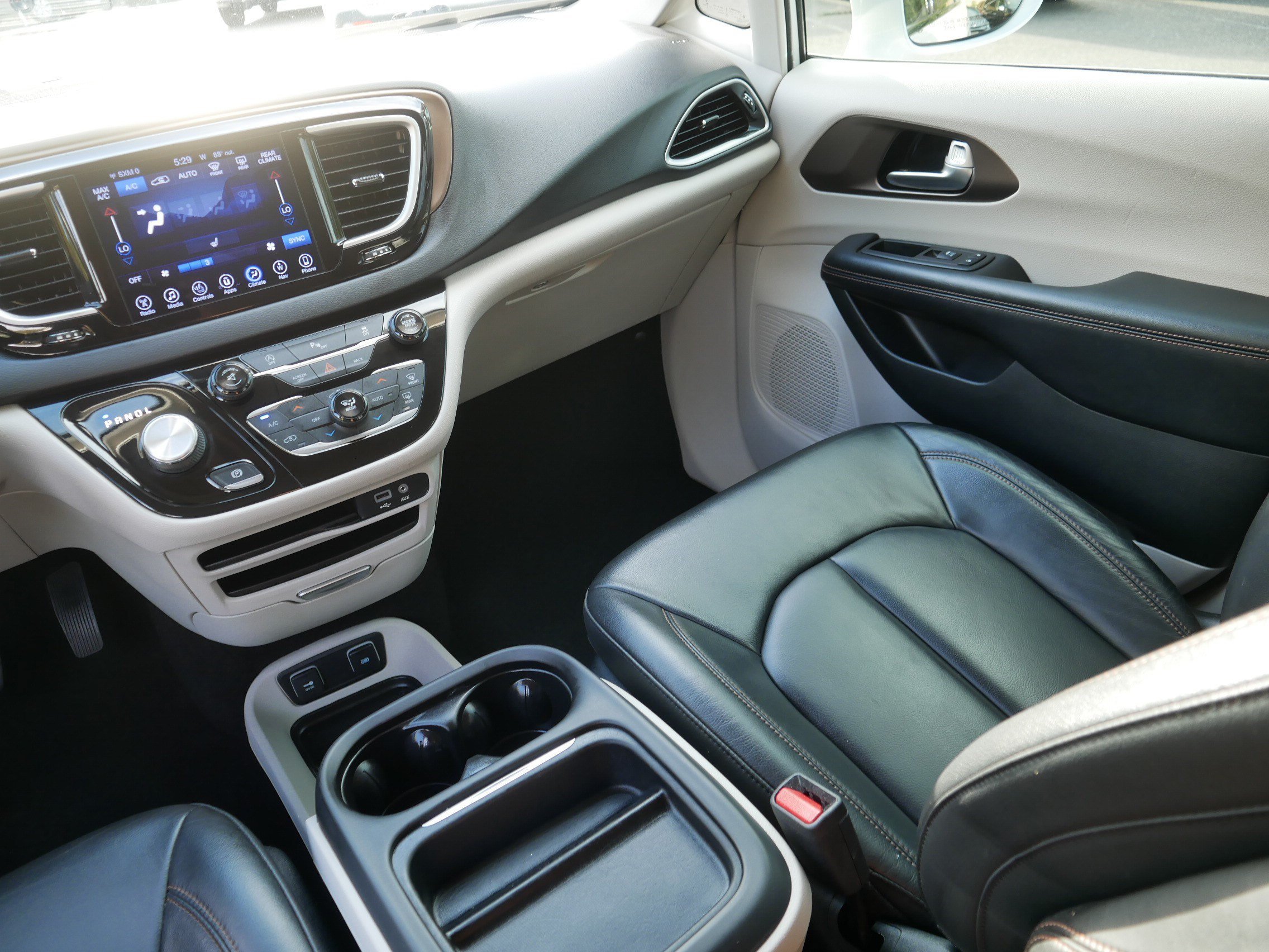 Used 2017 Bright White Clearcoat Chrysler Touring-L image 11