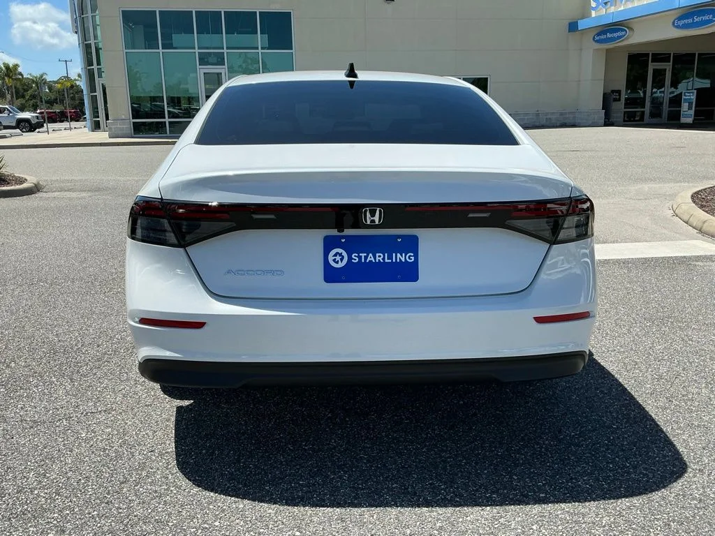Used 2025 White Honda SE image 6