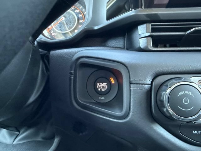 New 2026 Bright White Clear-Coat Exterior Paint Jeep Mojave X image 17
