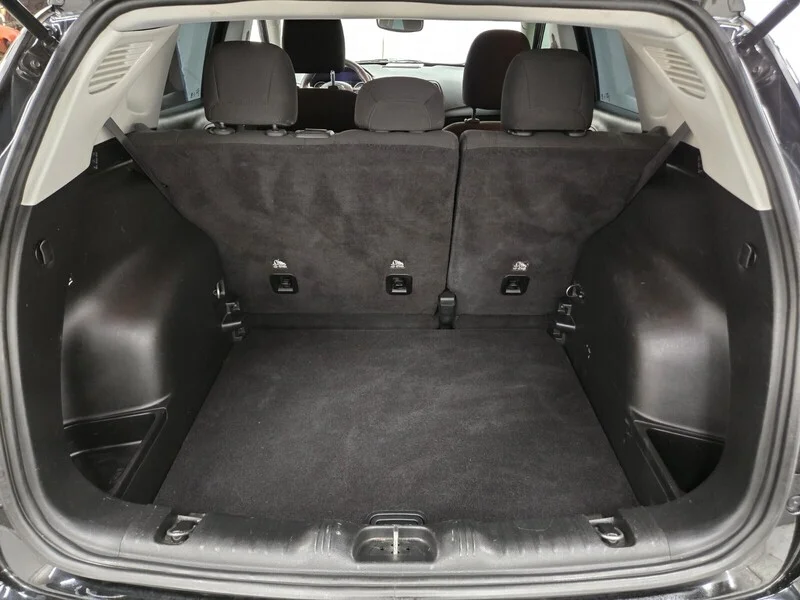 Used 2018 Diamond Black Crystal Pearlcoat Jeep Sport image 10