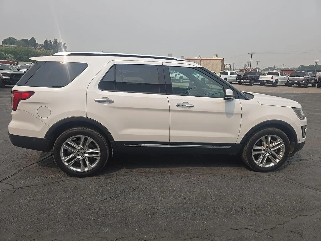Used 2016 White Platinum Clearcoat Metallic Ford Limited image 9