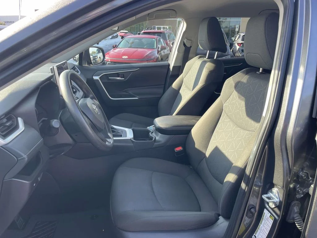 2025 Toyota RAV4 XLE - Photo 8