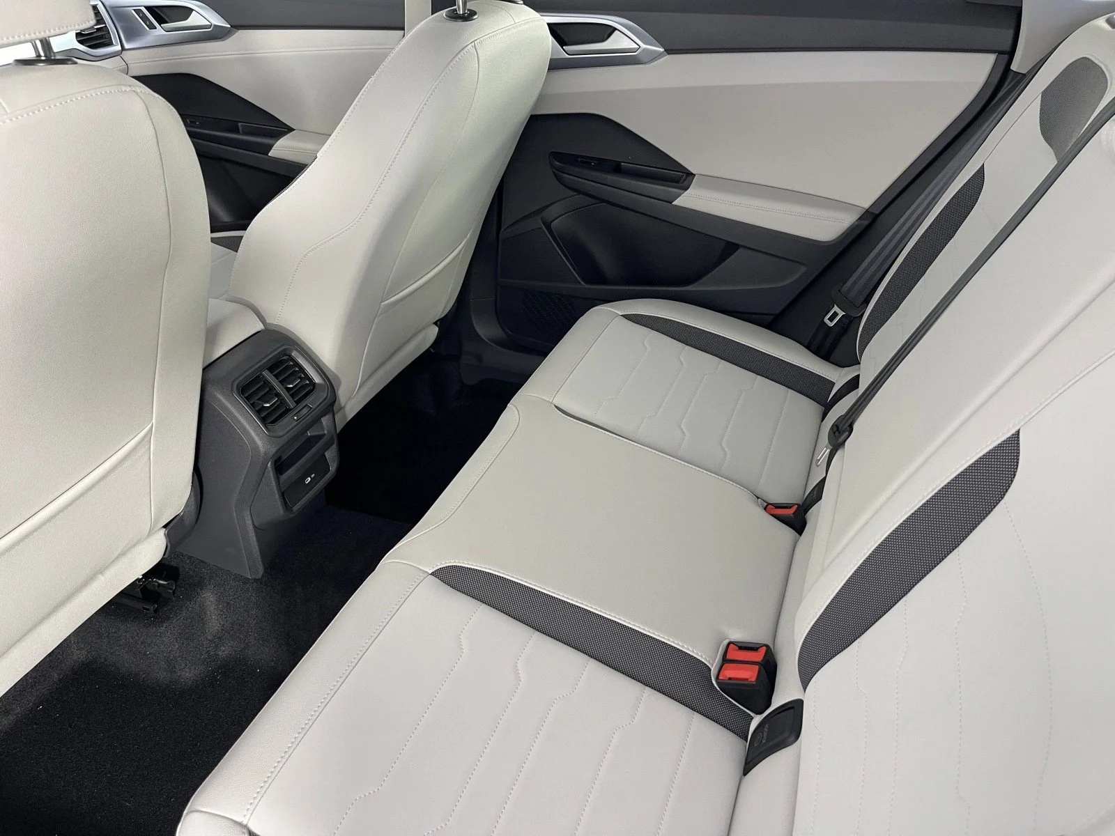 Used 2025 Pure White Volkswagen SE image 31