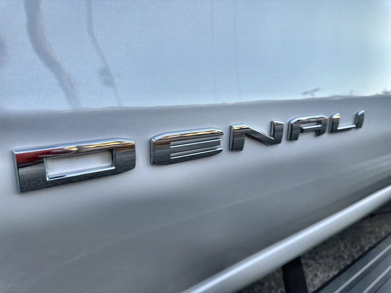 Used 2019 WHITE FROST TRICOAT GMC Denali image 27