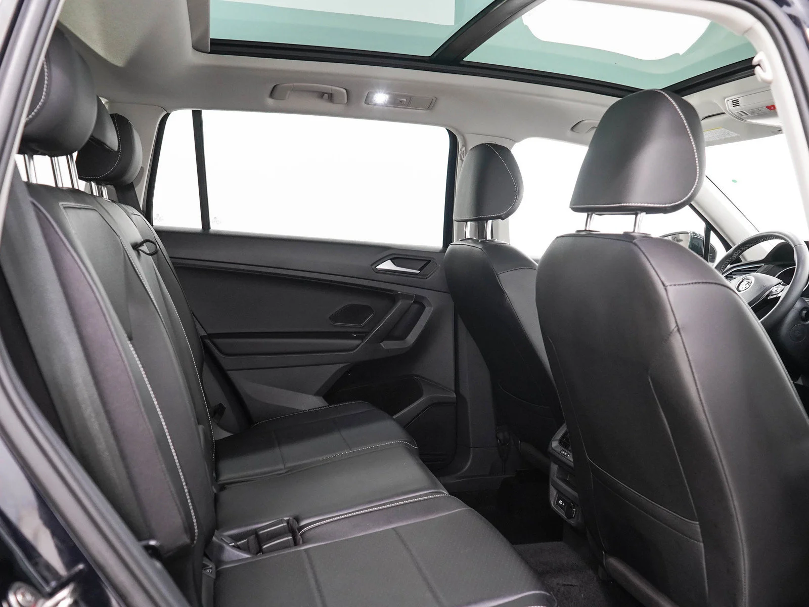 Used 2021  Volkswagen SE image 13