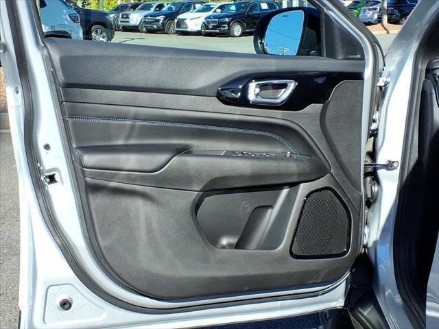 New 2026 Silver Zynith Metallic Clear-Coat Exterior Paint Jeep Latitude image 4
