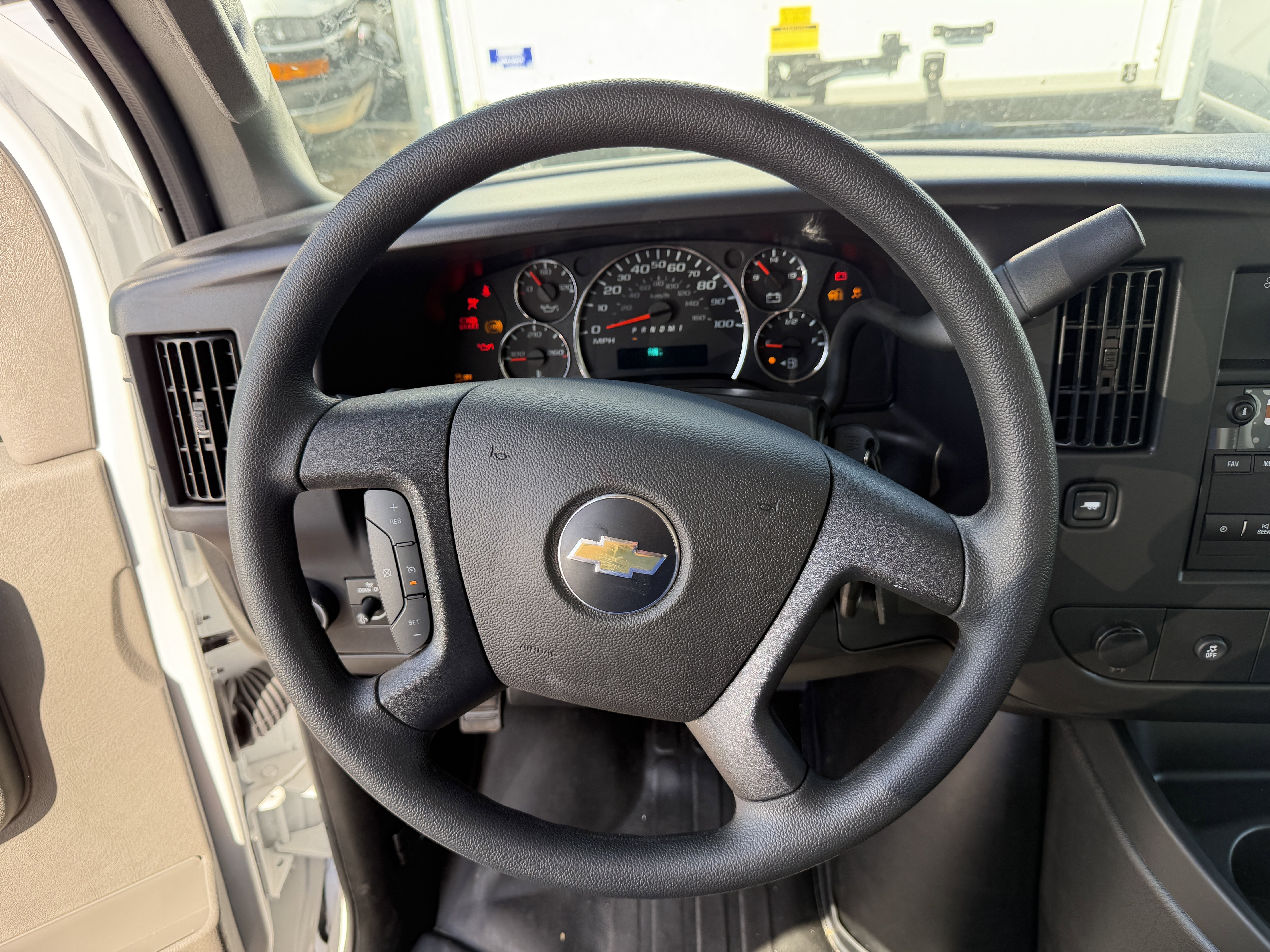 New 2026 Summit White Chevrolet 1WT image 15