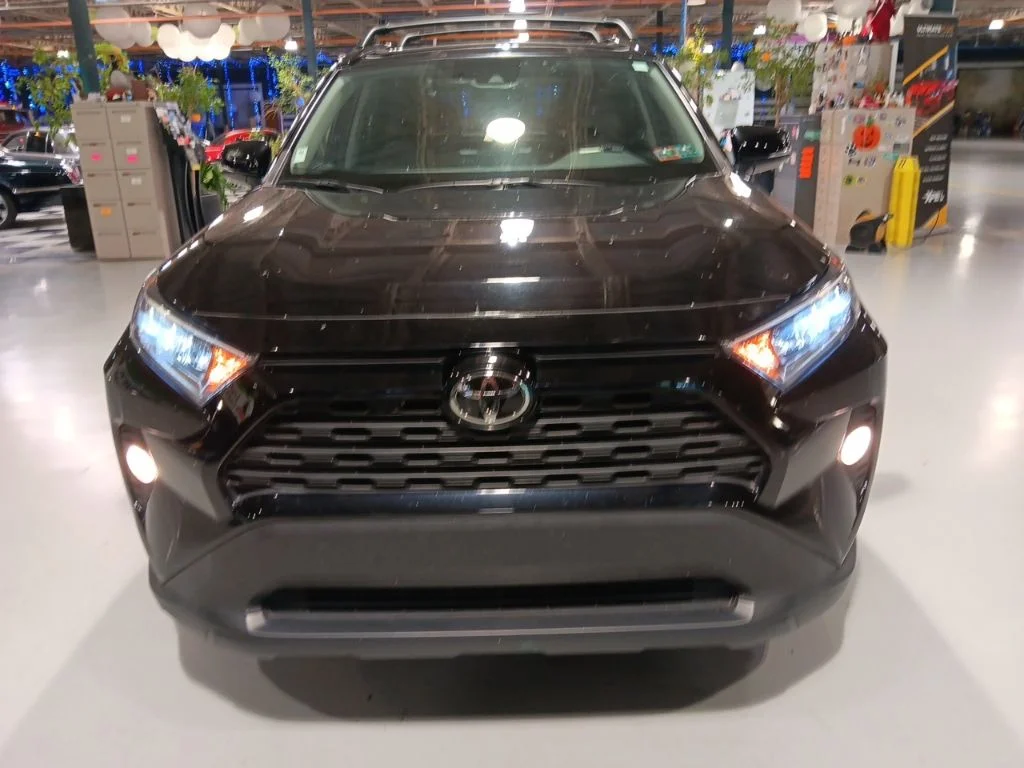Used 2020 Midnight Black Metallic Toyota XLE image 10
