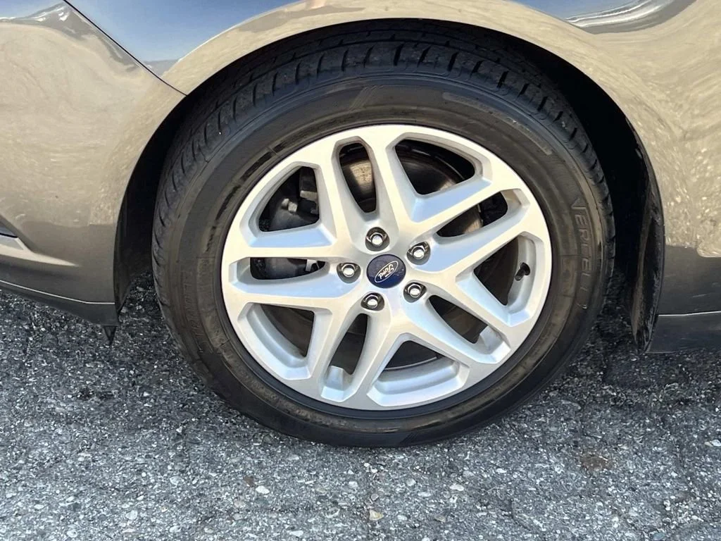 Used 2016 Gray Ford SE image 25