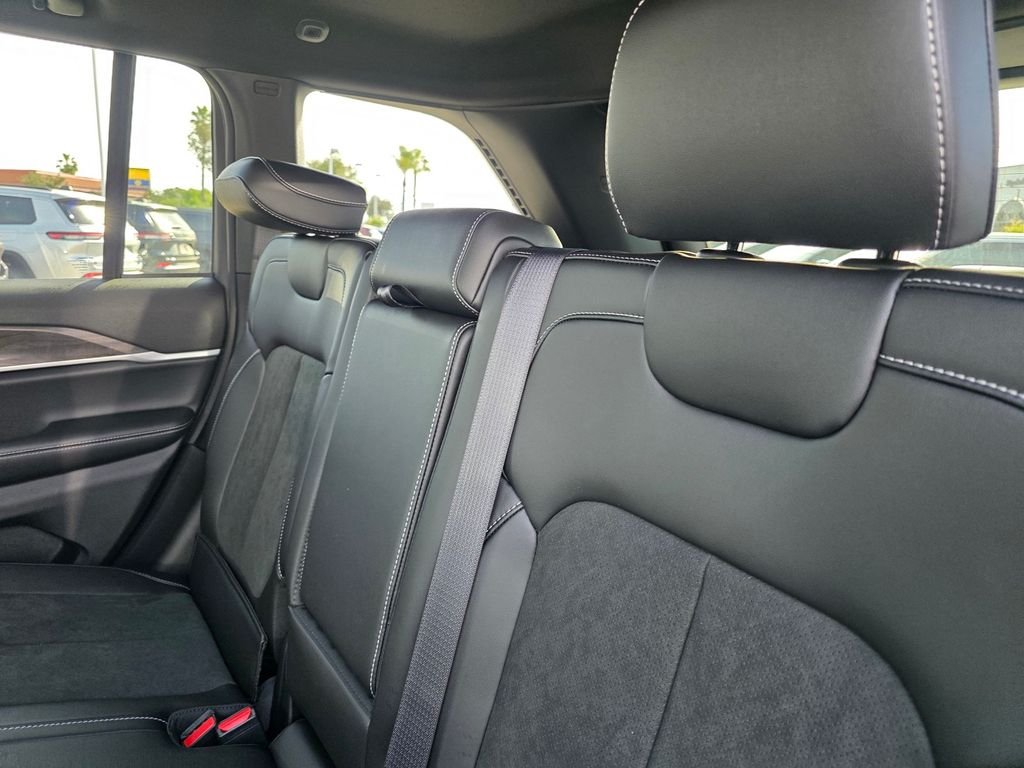 New 2026 Silver Zynith Exterior Paint Jeep Altitude image 9