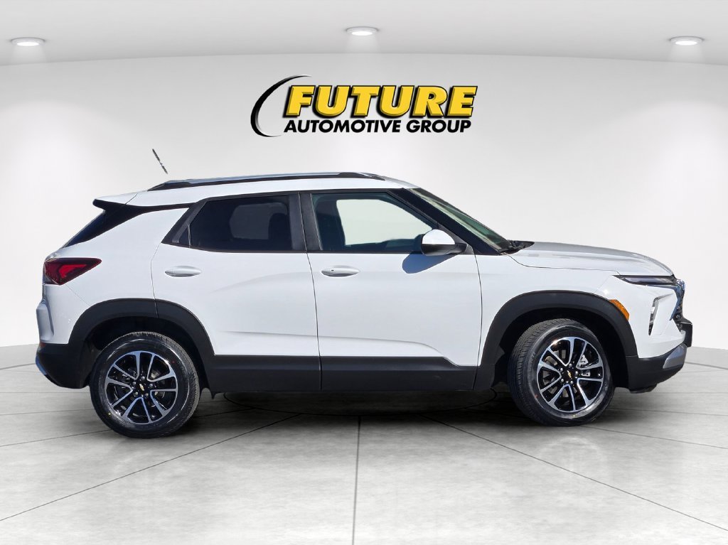 Used 2025 White Chevrolet LT image 3