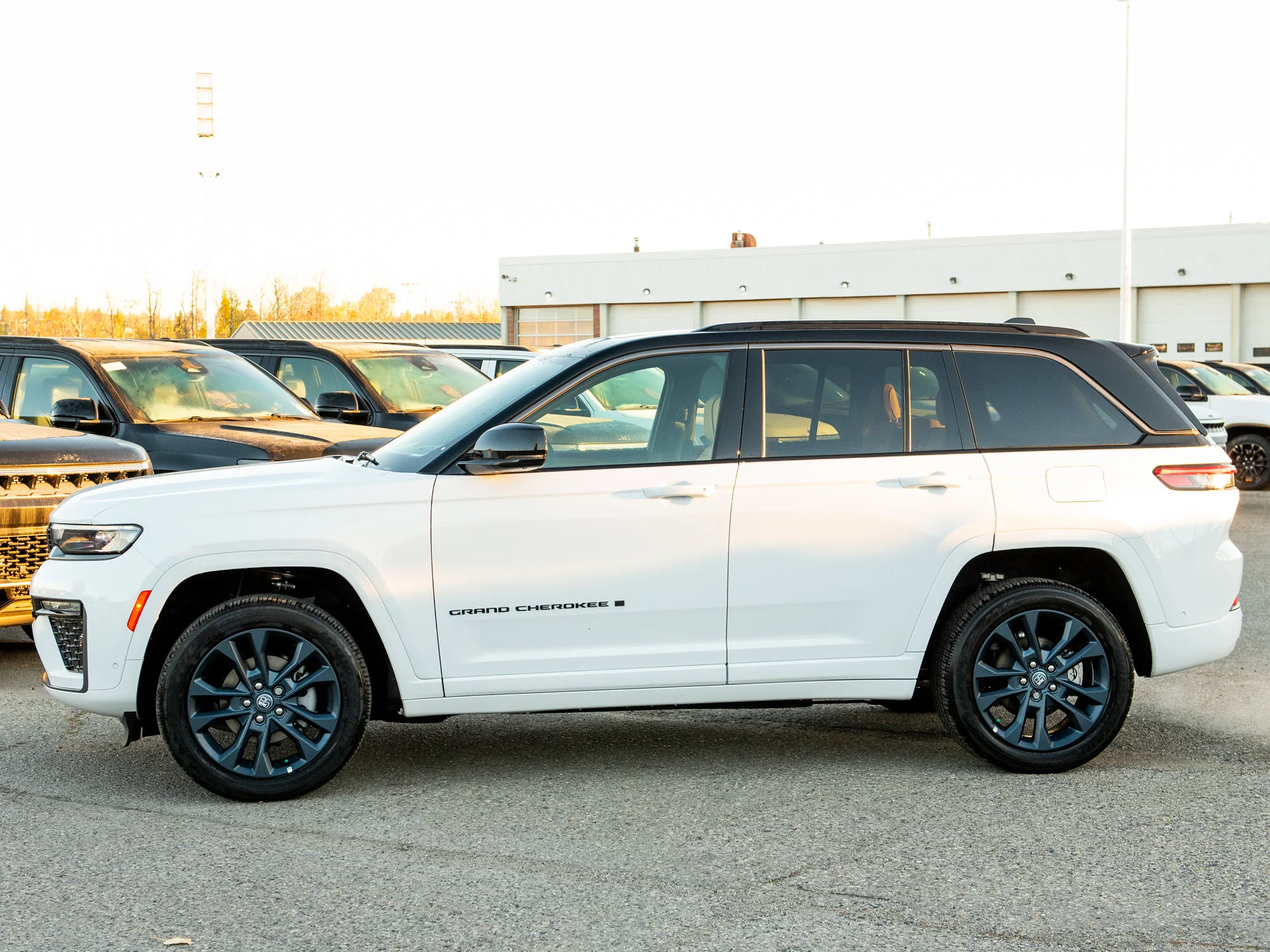Used 2026 White Jeep Summit* Obsidian 4x4, Massage Seats, Night Vision, FULLY LOADED! image 3