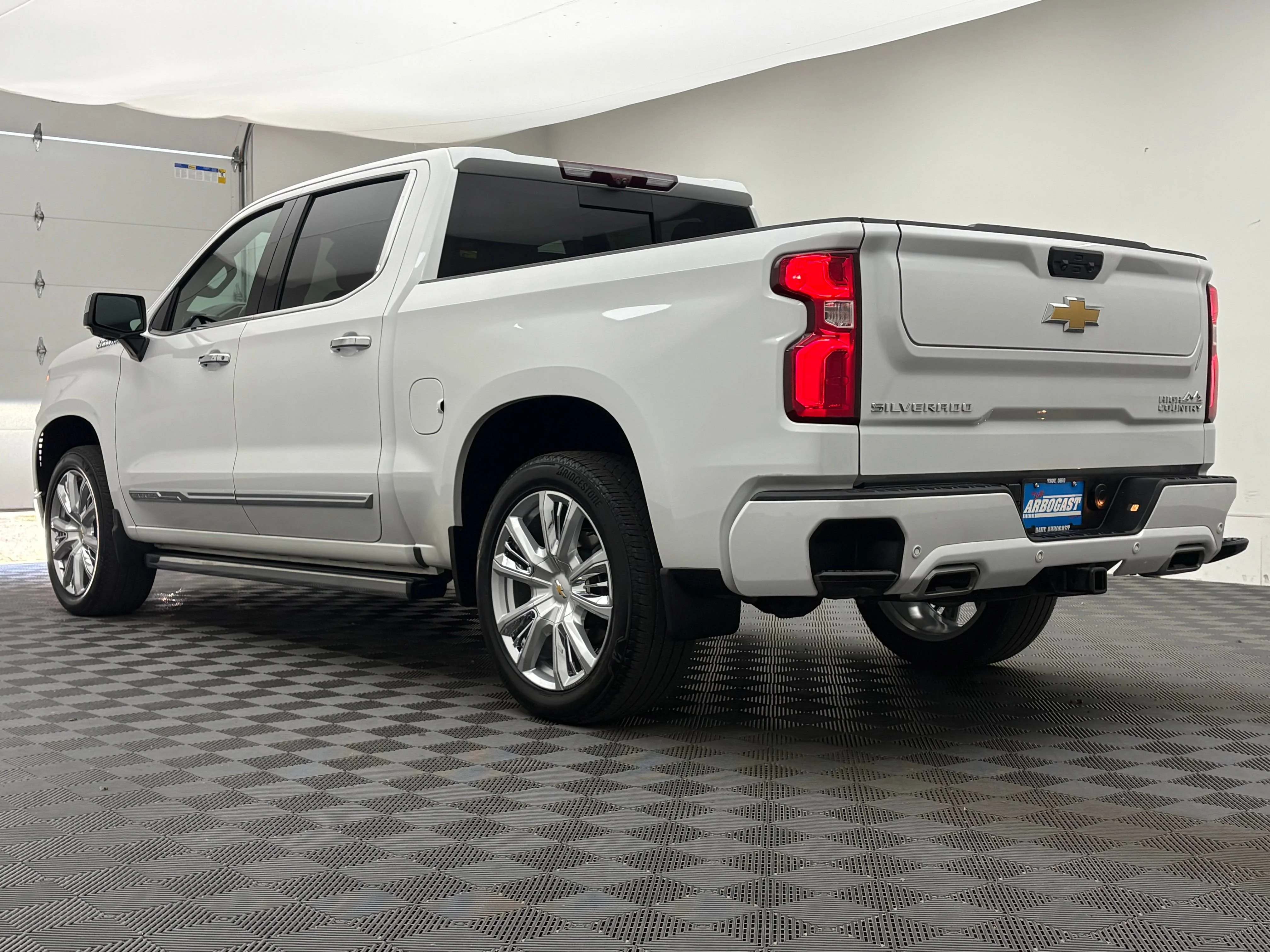 Used 2023 IRIDESCENT PEARL TRICOAT Chevrolet High Country image 13
