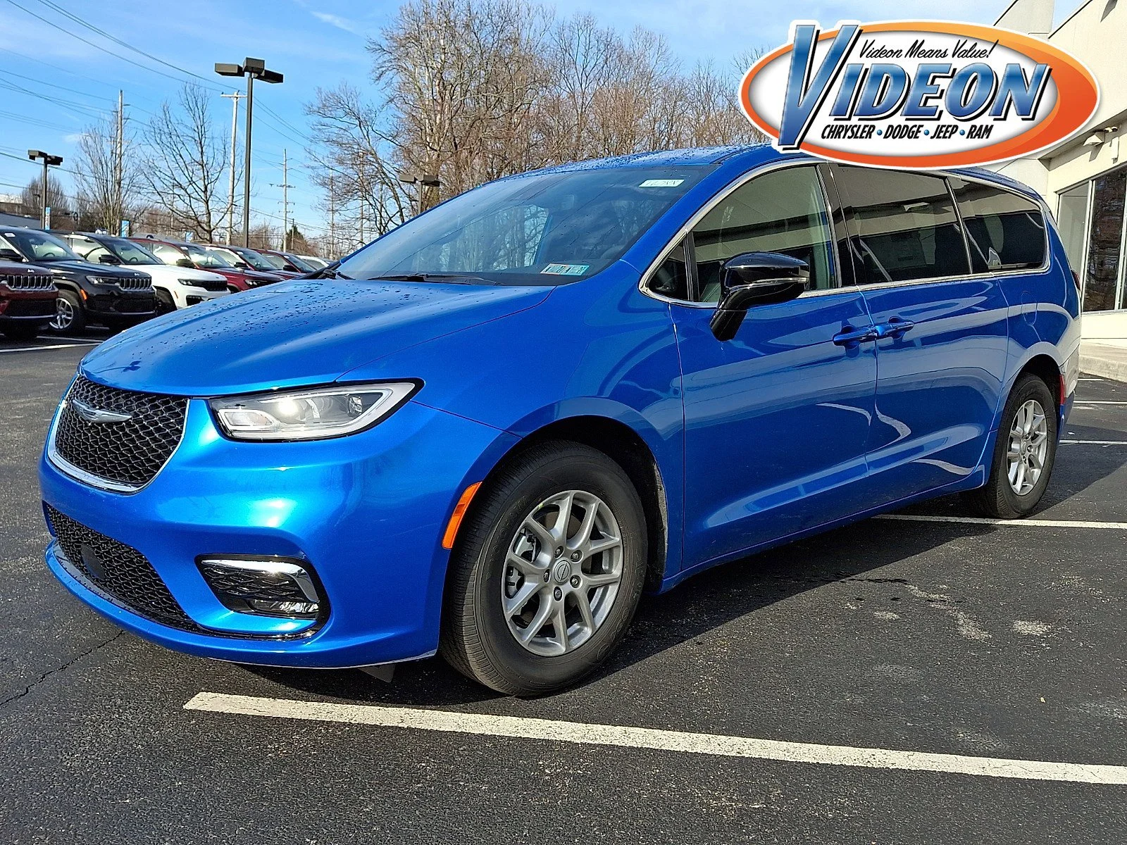 2026 Chrysler Pacifica Select's photo