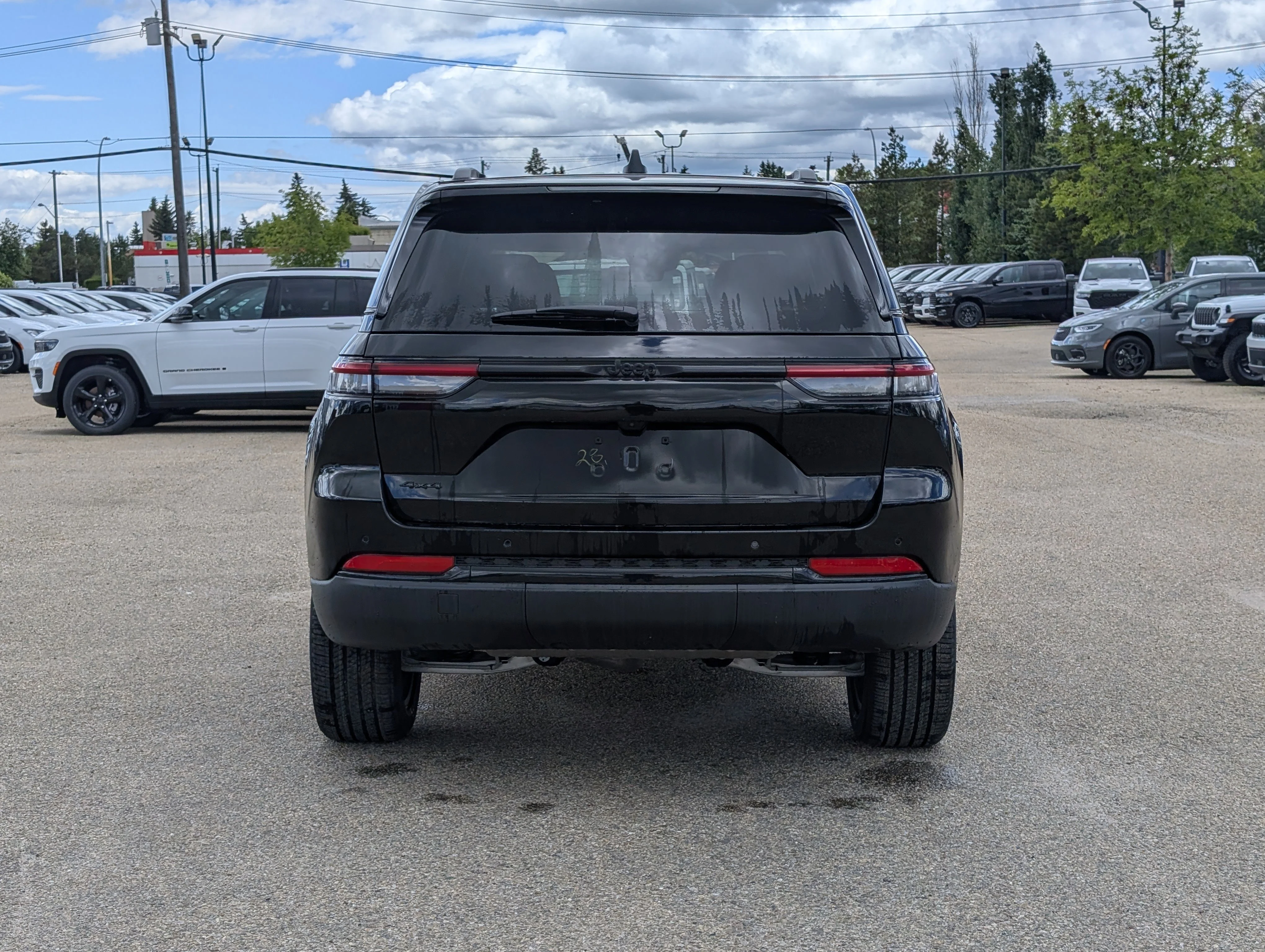 New 2025 Diamond Black Crystal Pearl Jeep Altitude image 5