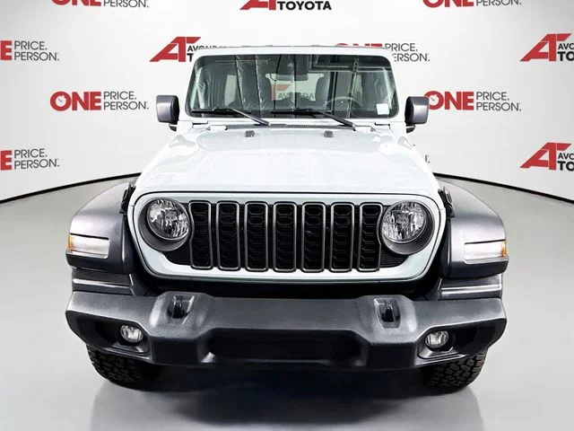 Used 2024  Jeep Sport S image 2
