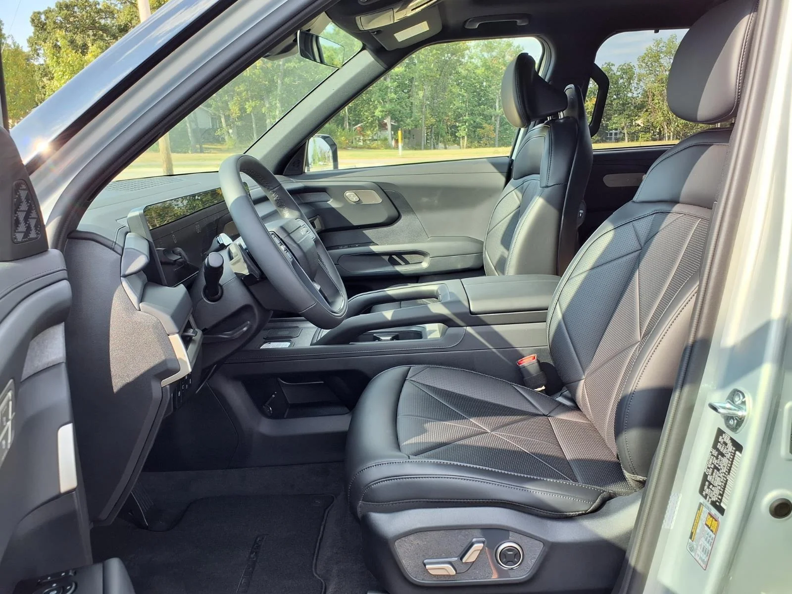 New 2027 Ivory Silver Kia EX image 14