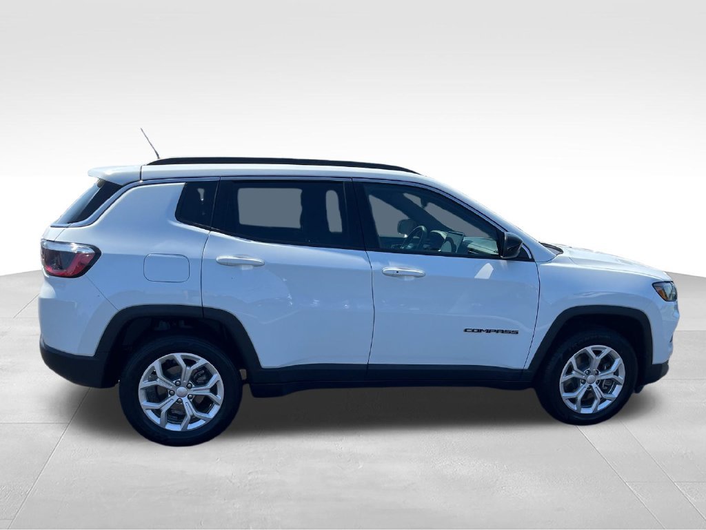 Used 2024 White Jeep Latitude image 6