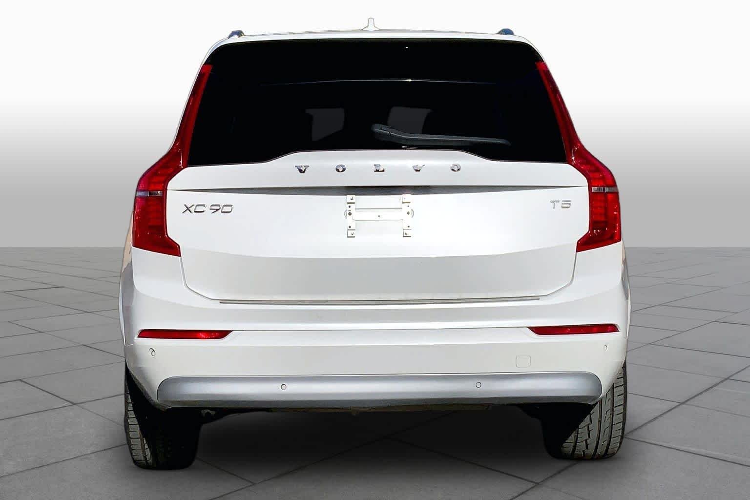 Used 2022 Crystal White Metallic Volvo Momentum image 5