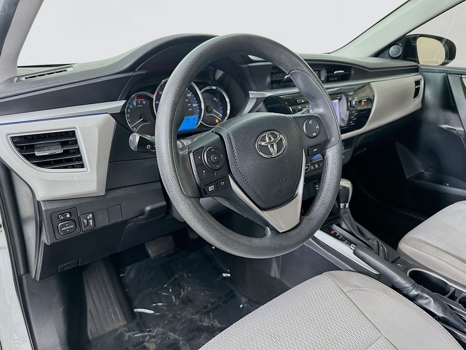 Used 2015 Super White Toyota LE image 10