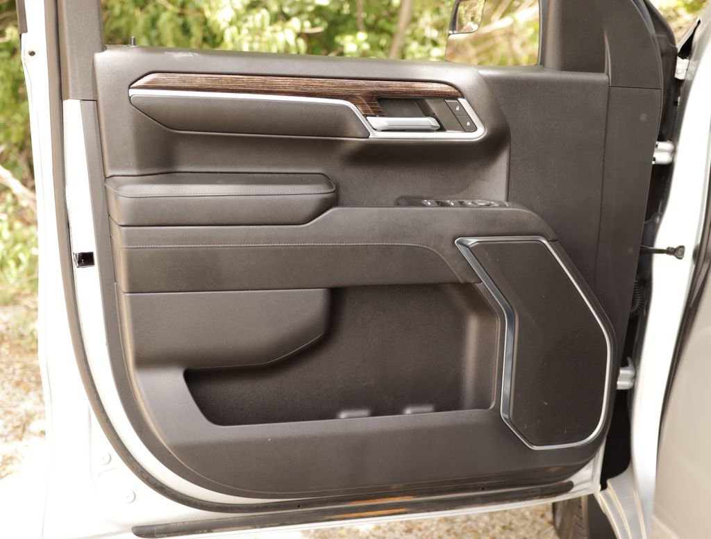 Used 2022 Quicksilver Metallic GMC Elevation image 25