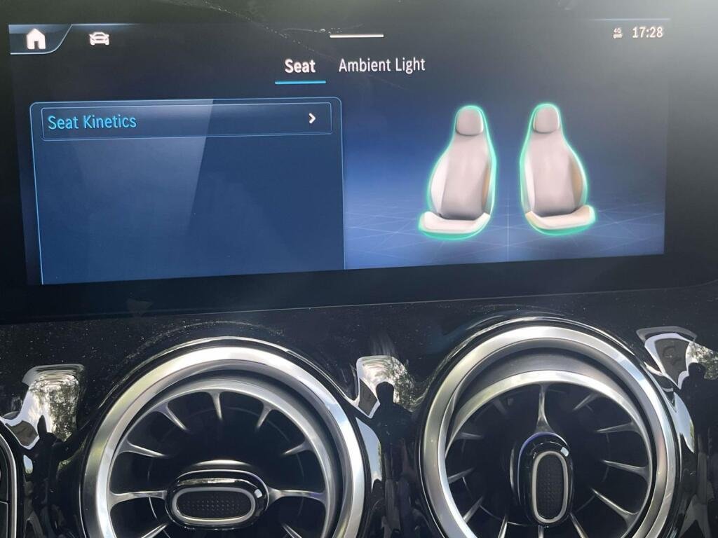 New 2026 Polar White Mercedes-Benz GLA 250 image 24