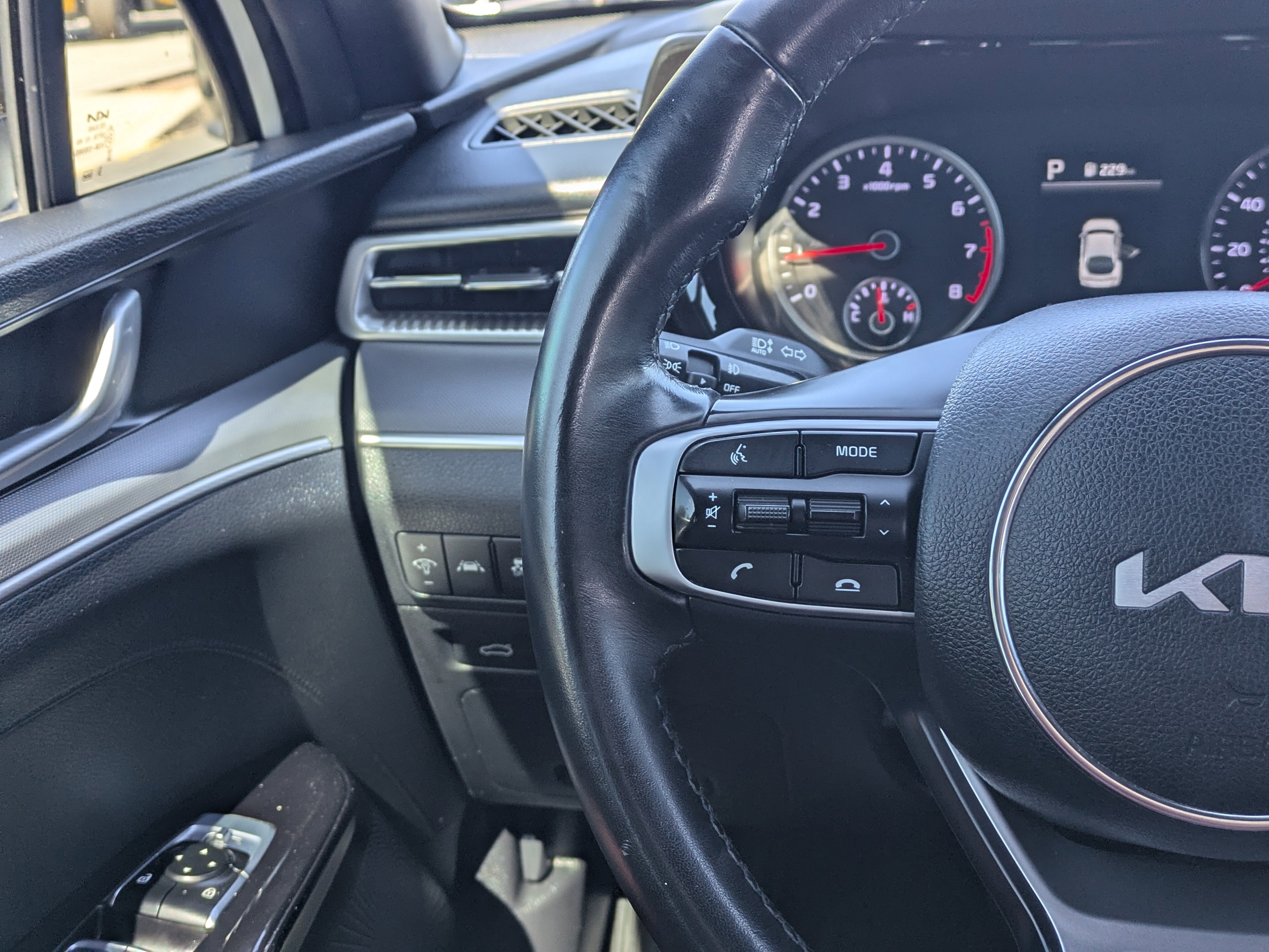 Used 2024 Glacial White Pearl Kia GT-Line image 22