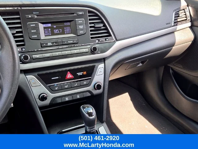Used 2018 Quartz White Pearl Hyundai SE image 25