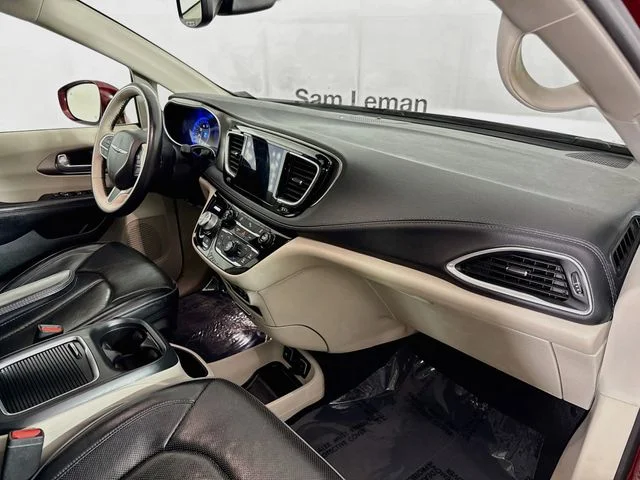 Used 2017 Red Chrysler Limited image 30