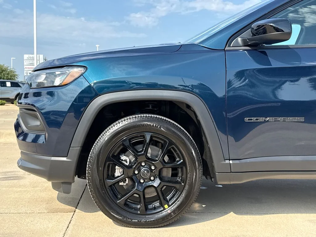 New 2026 Fathom Blue Pearl-Coat Exterior Paint Jeep Latitude image 5