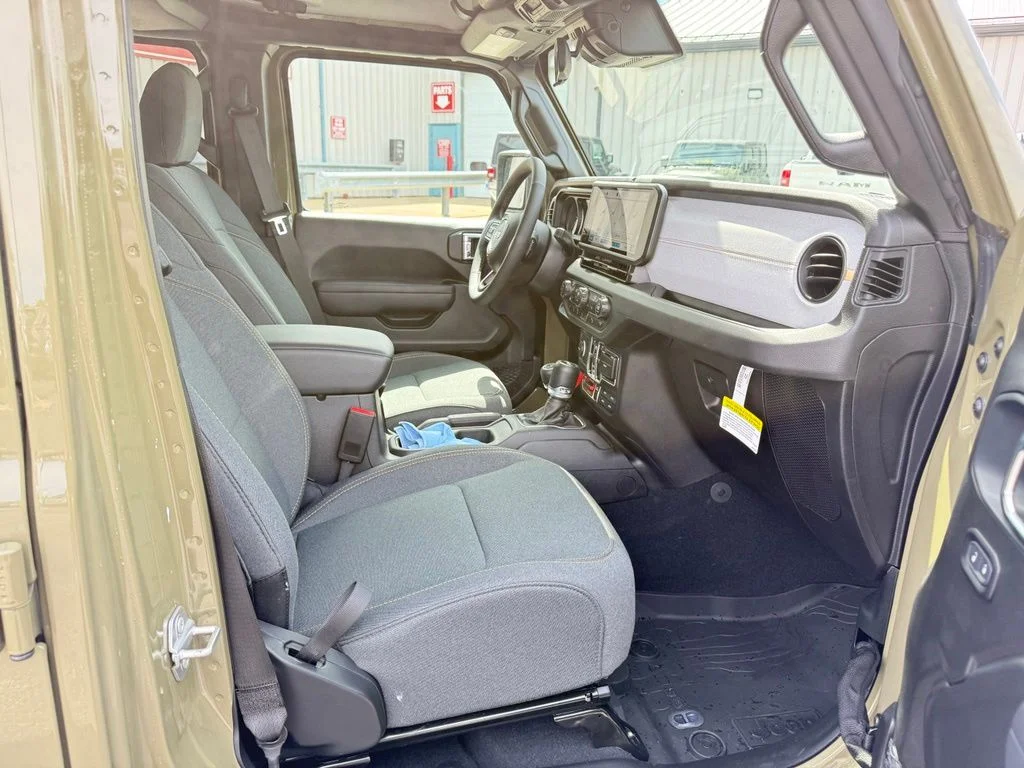 2025 Jeep Wrangler 4-Door Willys - Photo 28