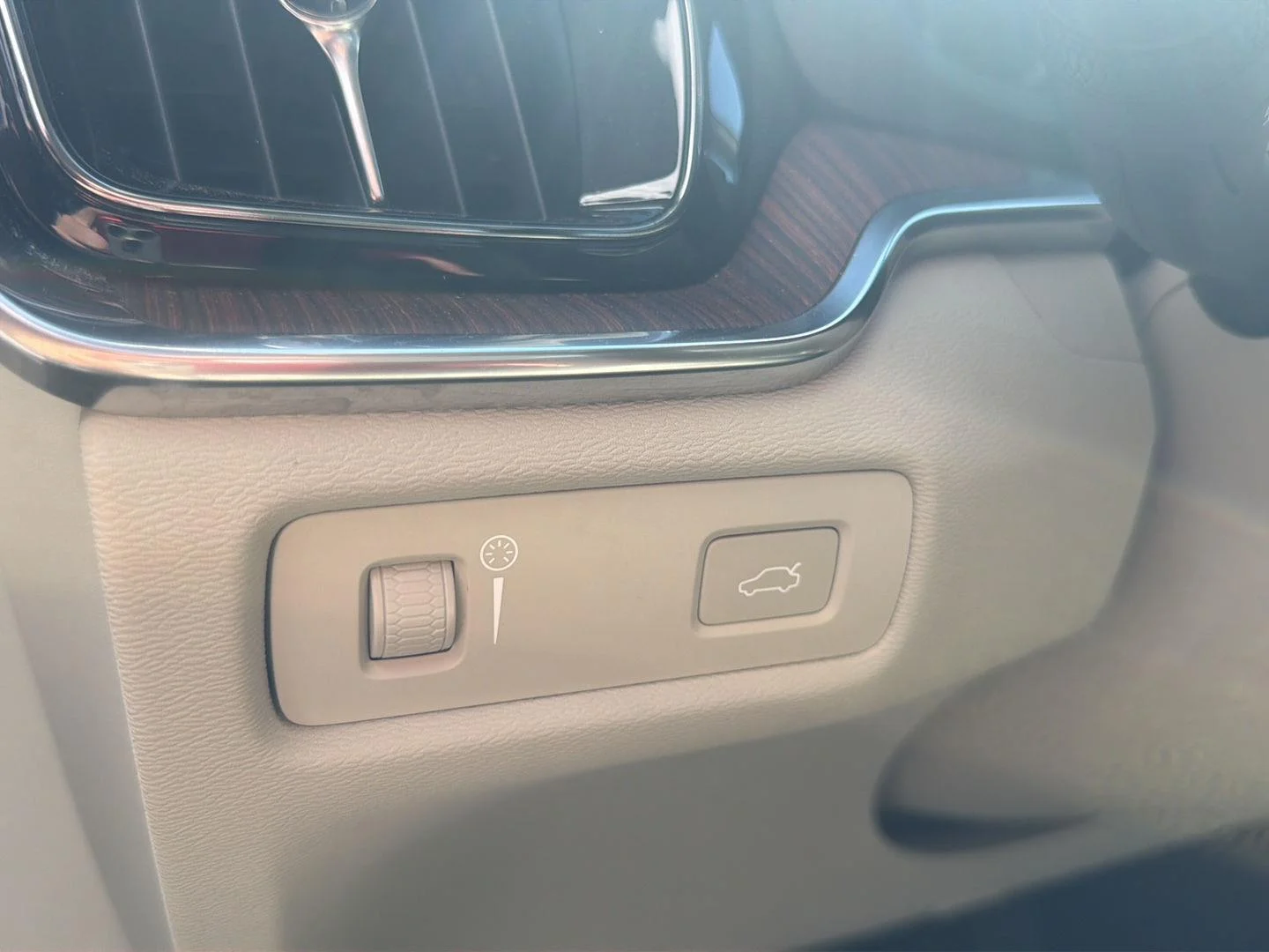 Used 2022 Denim Blue Metallic Volvo Momentum image 14