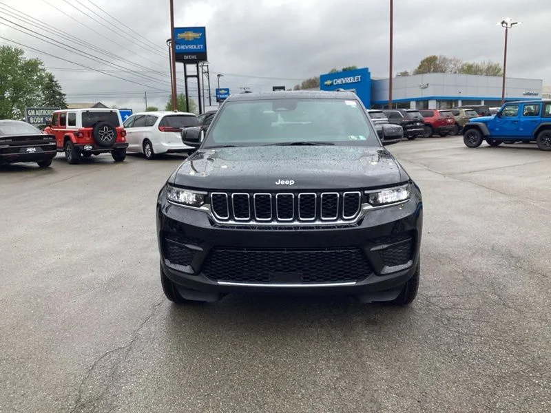 New 2026 Diamond Black Crystal Pearl-Coat Exterior Paint Jeep Laredo image 2