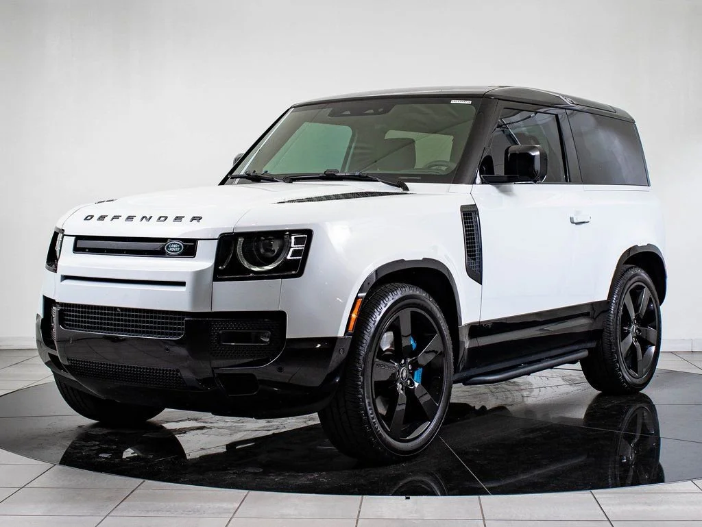 Used 2022 White Land Rover V8 image 1