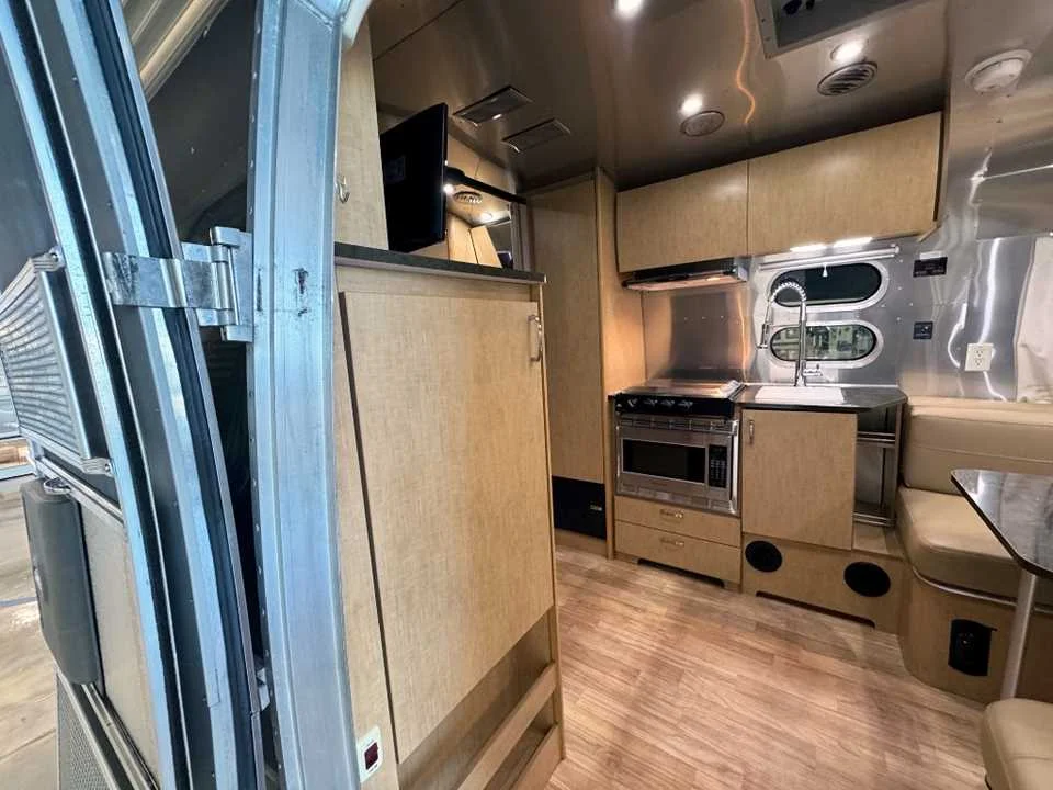 Used 2017 SILVER AIRSTREAM  image 13