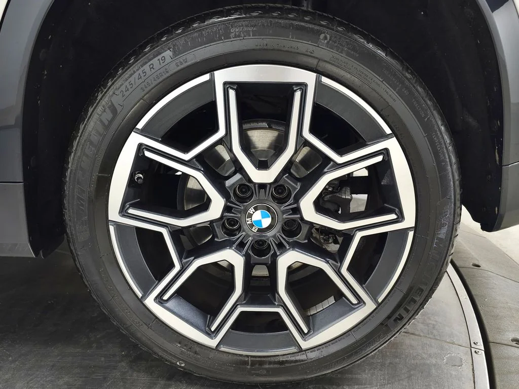 Used 2023 White BMW xDrive28i image 14