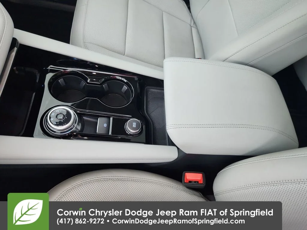 Used 2025 White Ford Platinum image 30