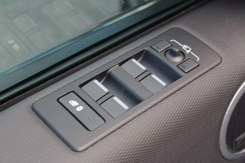 Used 2025  Land Rover Dynamic SE image 14