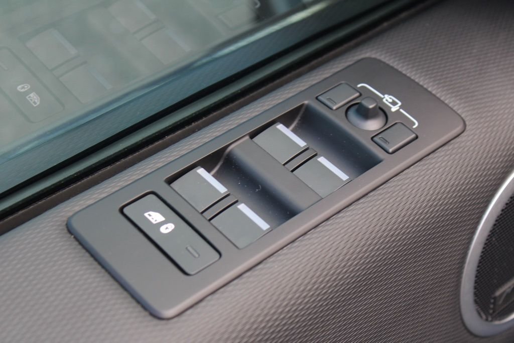 Used 2025  Land Rover Dynamic SE image 14