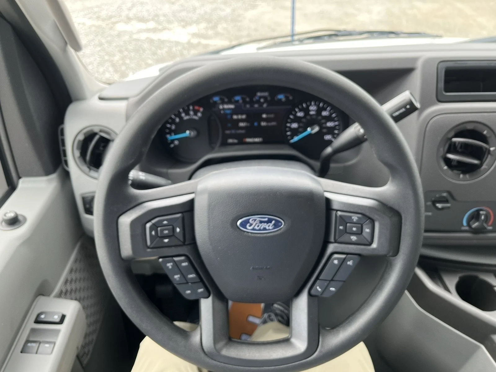 New 2027 Oxford White Ford E-350 SRW image 13