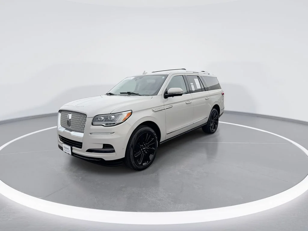 Used 2024 White Lincoln Reserve image 4
