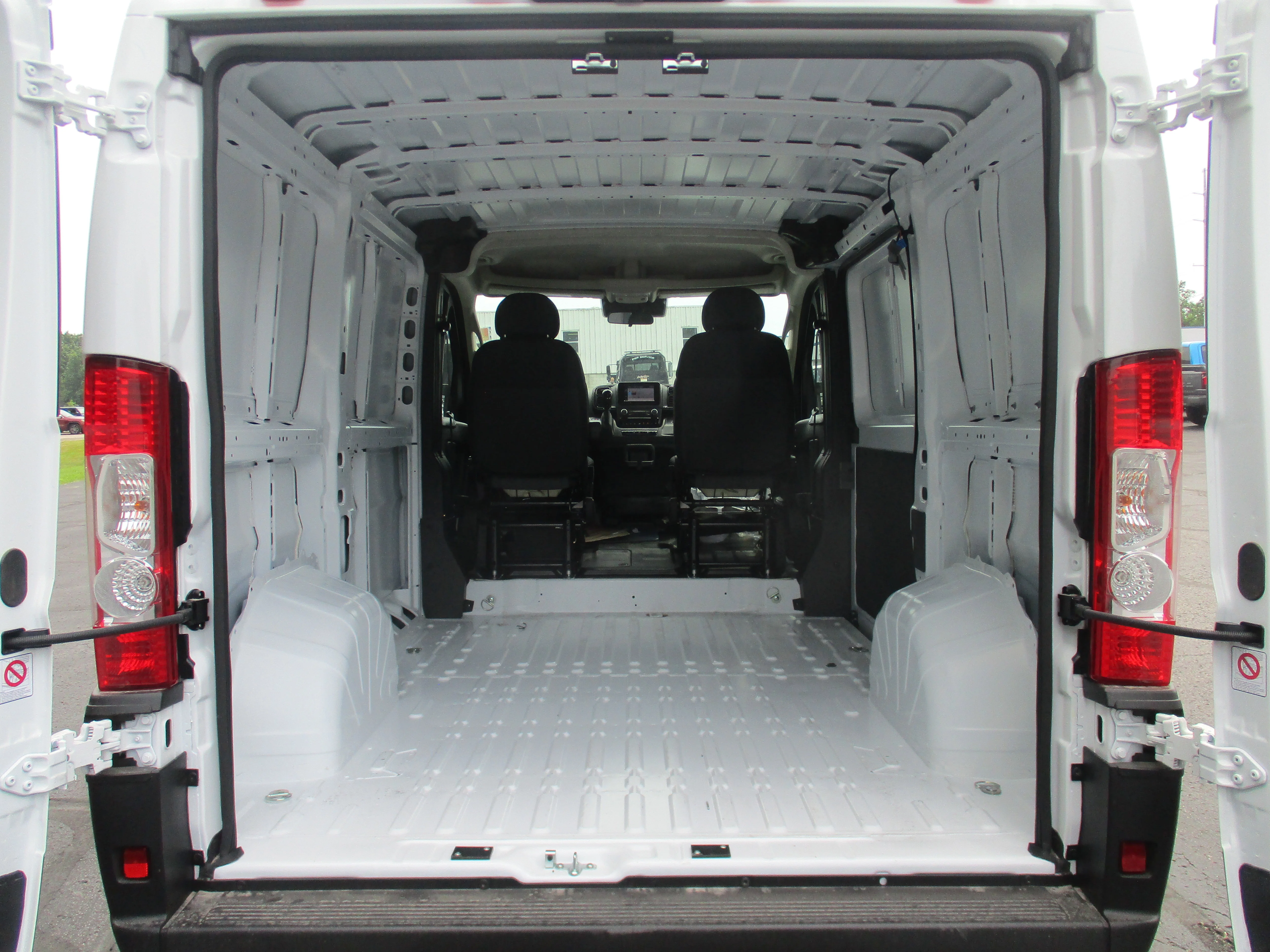 New 2026 Bright White Clear-Coat Exterior Paint RAM Tradesman image 31