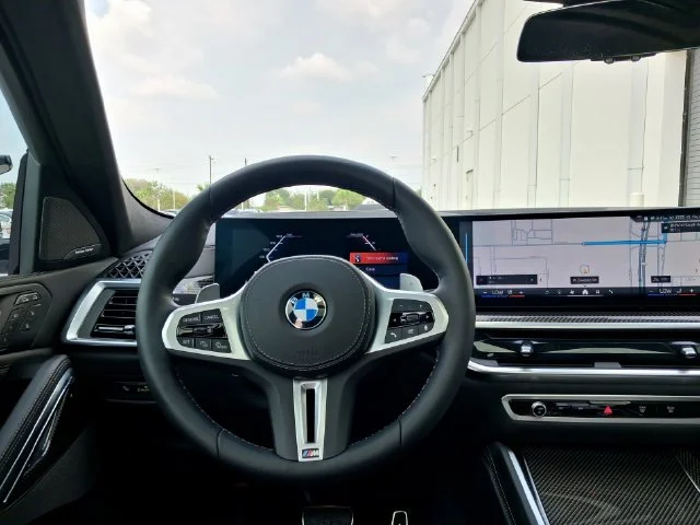 Used 2027 White BMW M60i image 14